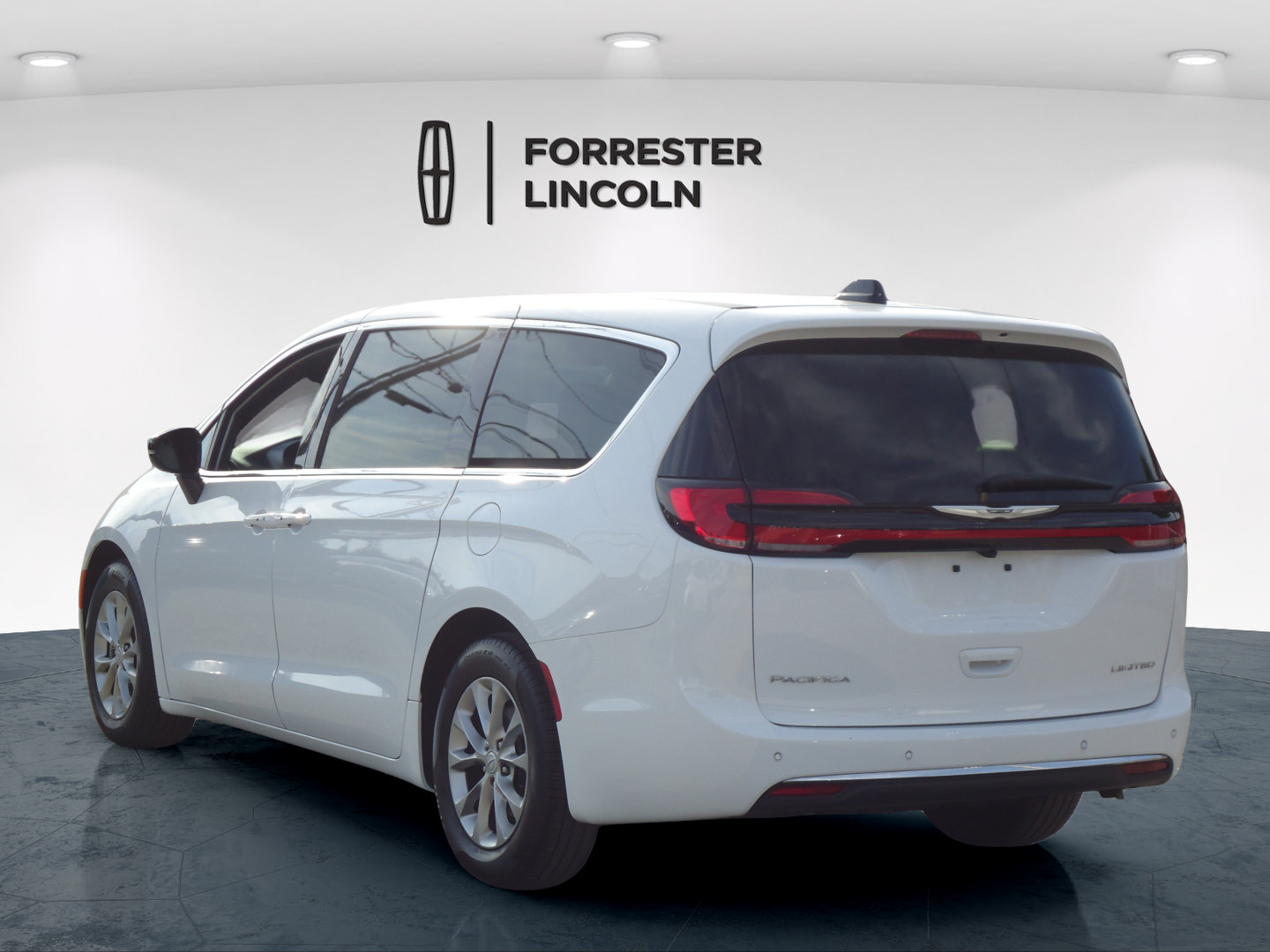 Used 2026 Chrysler Pacifica Limited FWD image 5