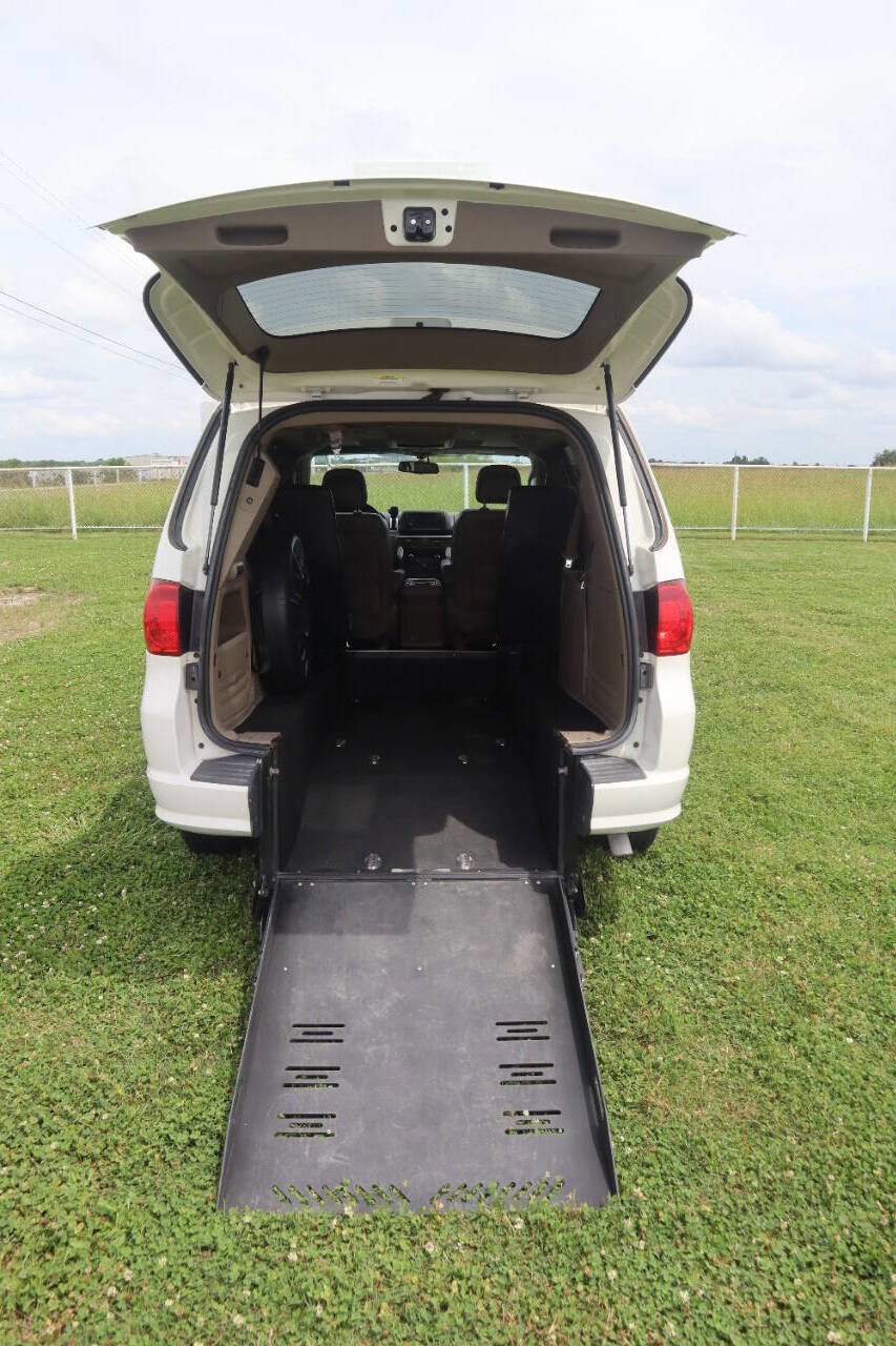 Used 2012 Volkswagen Routan SEL FWD image 9