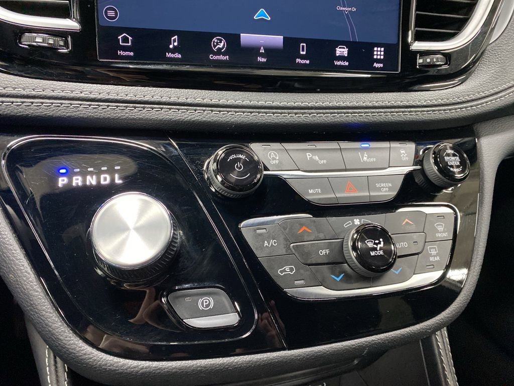 Used 2025 Chrysler Pacifica Limited image 15