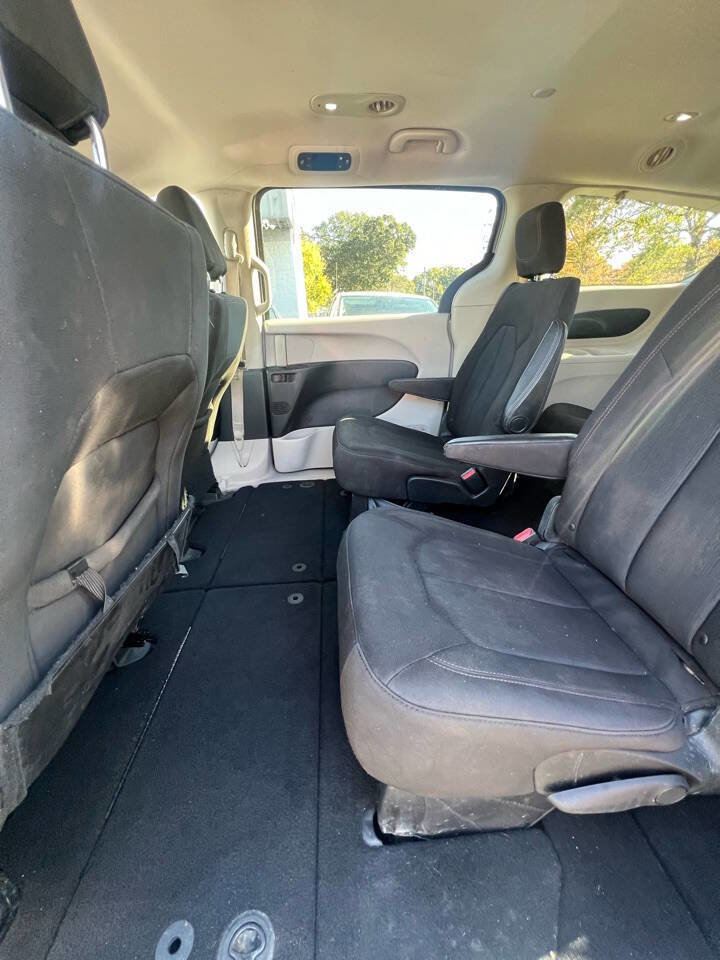 Used 2017 Chrysler Pacifica Touring FWD image 11
