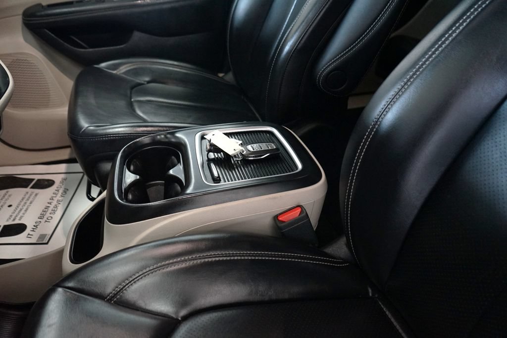 Used 2023 Chrysler Pacifica Touring-L AWD/4WD image 29