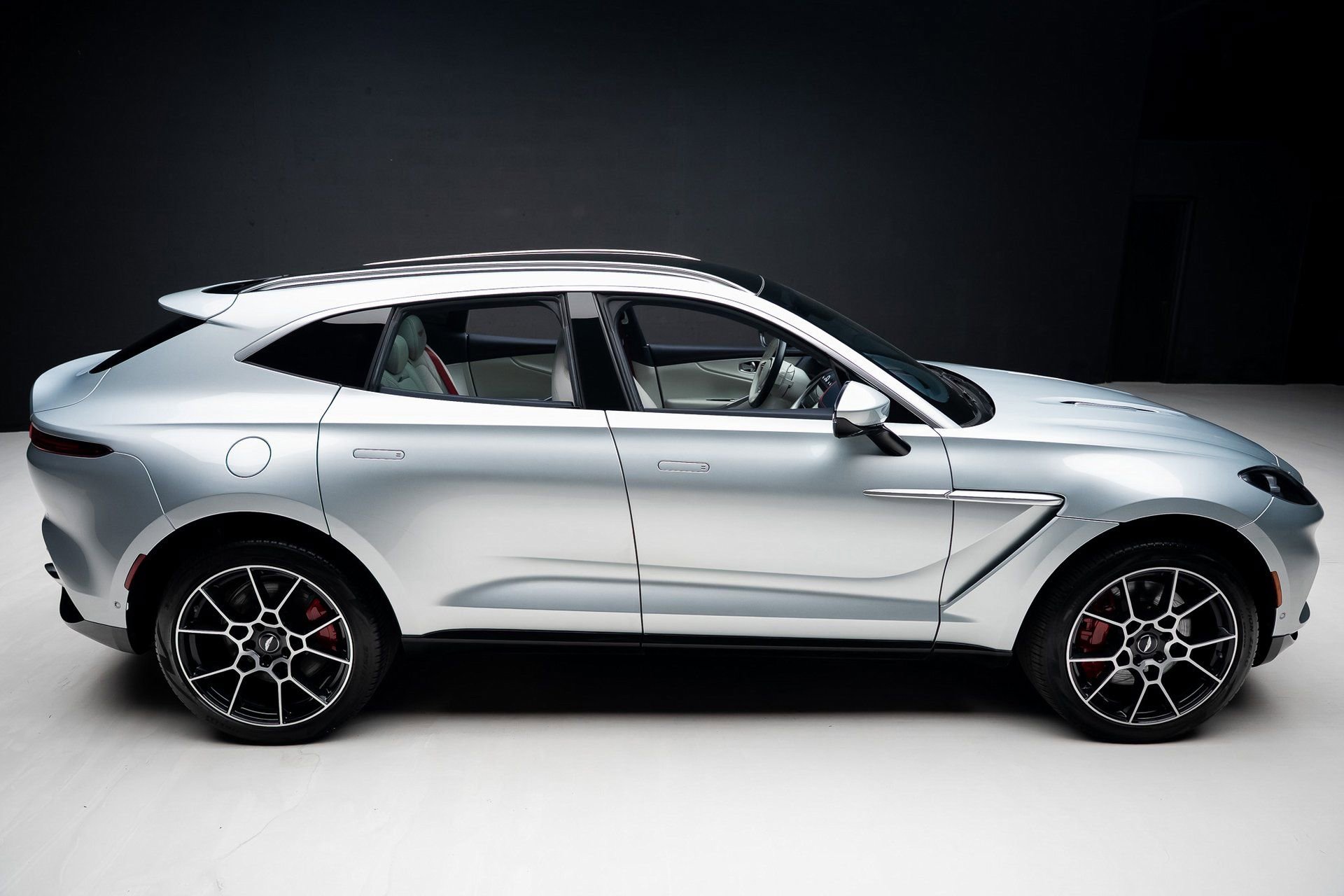 Used 2022 Aston Martin DBX image 33