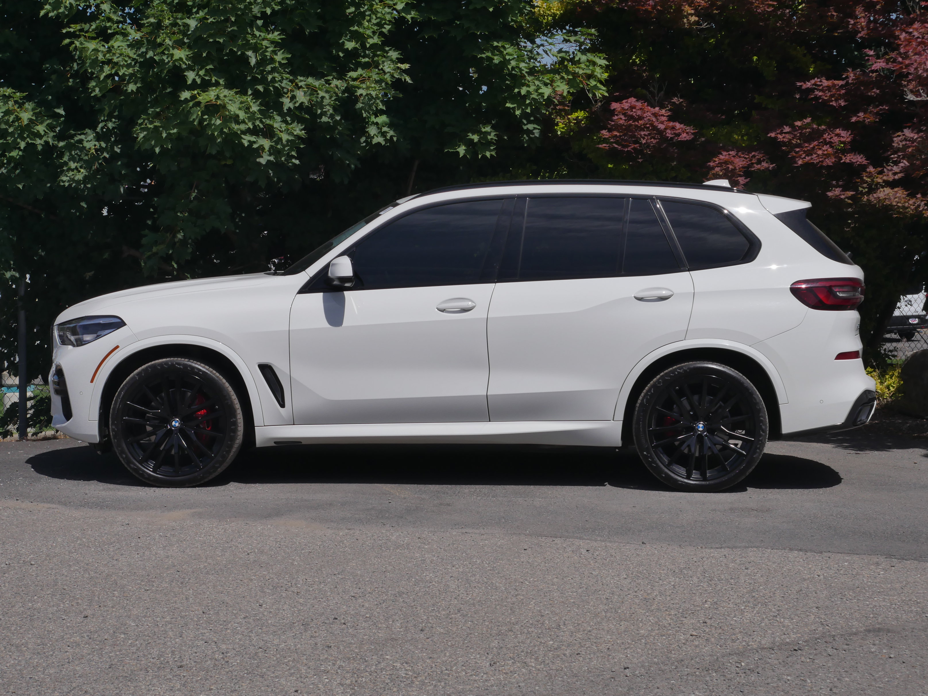 Used 2022 BMW X5 xDrive40i w/ M Sport Package AWD/4WD image 16