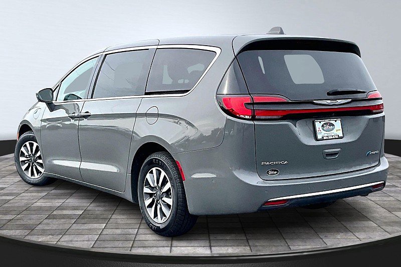 Used 2022 Chrysler Pacifica Touring-L w/ Uconnect Theater Family Group image 13