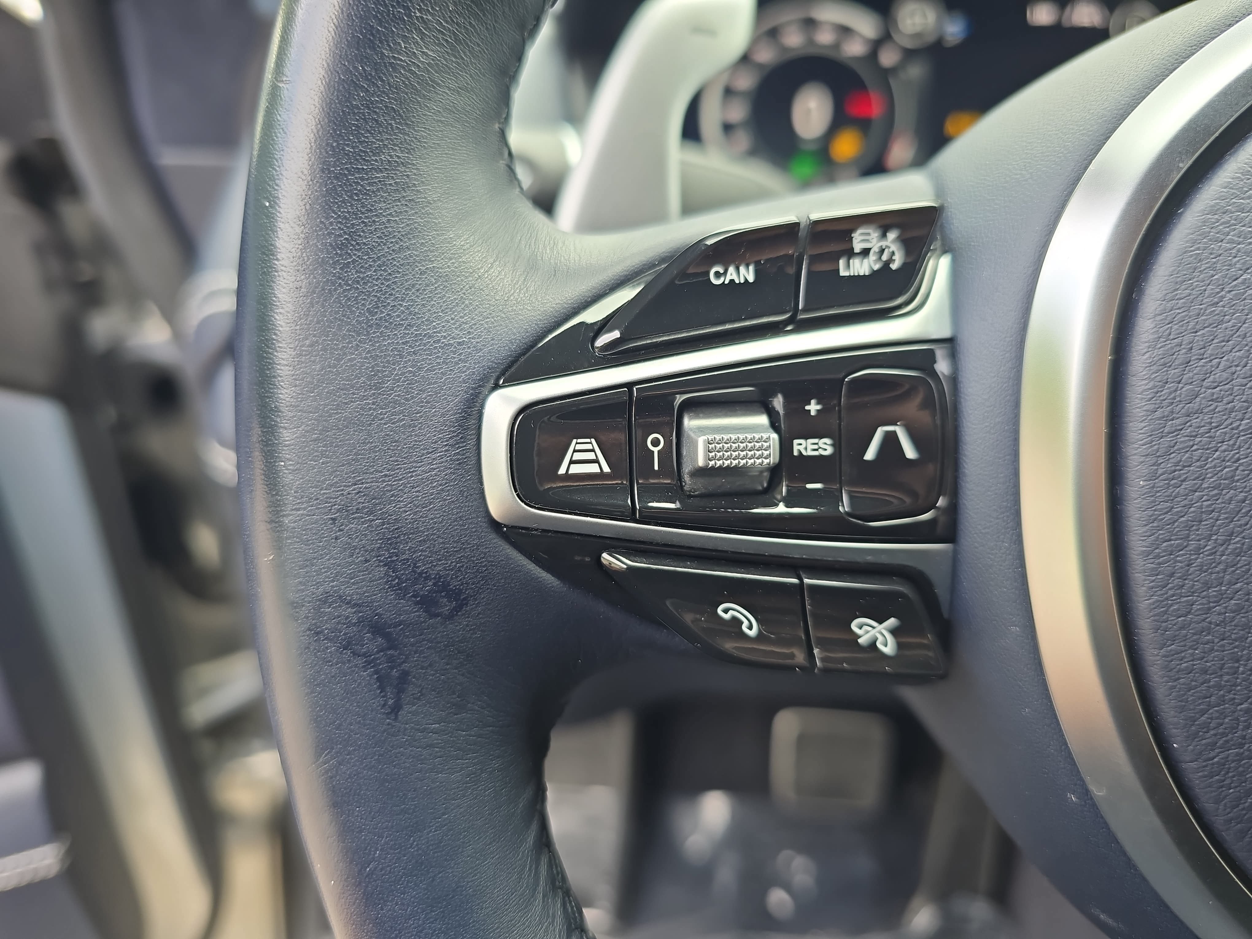 Used 2021 Aston Martin DBX AWD/4WD image 17