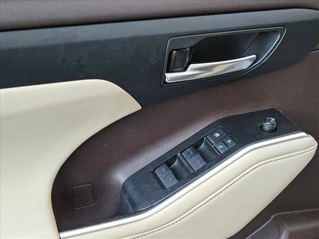 Used 2020 Toyota Highlander XLE FWD image 6