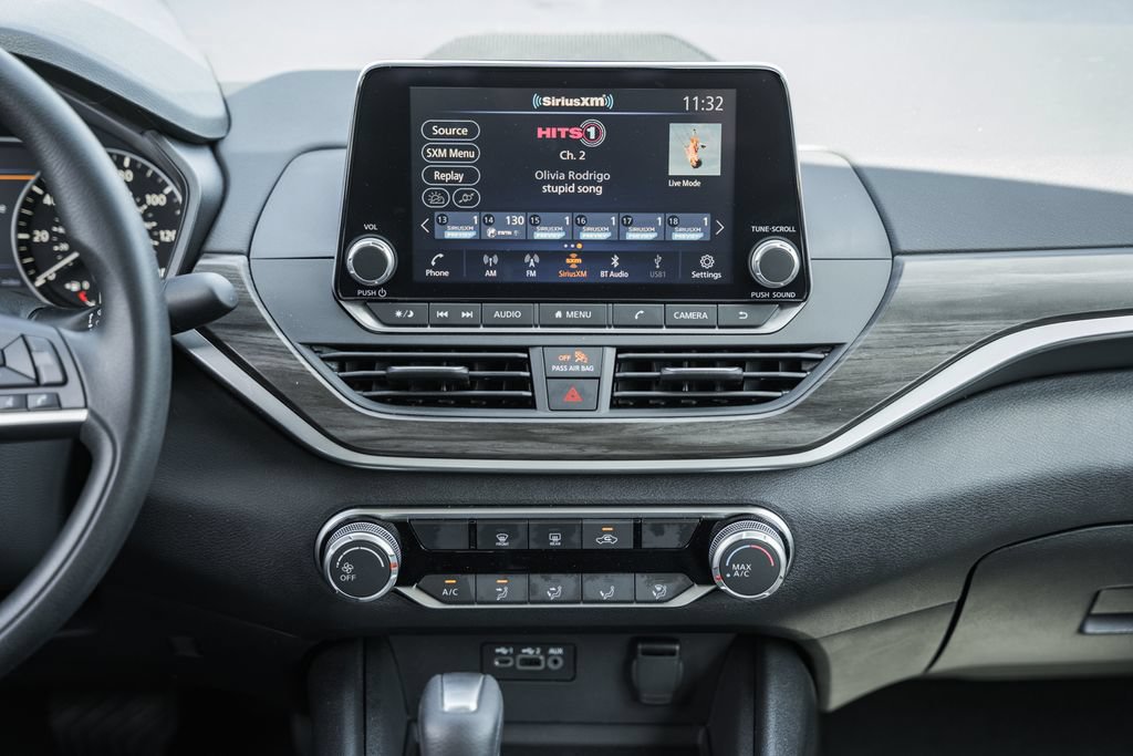 Used 2025 Nissan Altima 2.5 SV FWD image 16