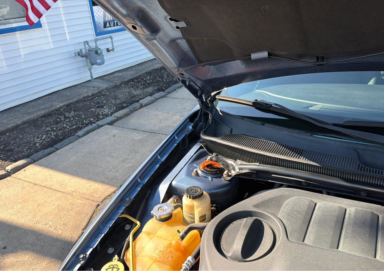 Used 2011 Chrysler 200 Touring FWD image 22