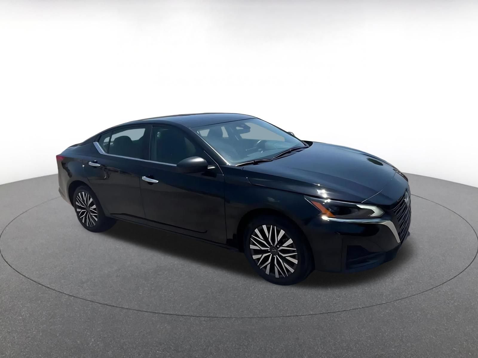 Used 2025 Nissan Altima 2.5 SV FWD image 2