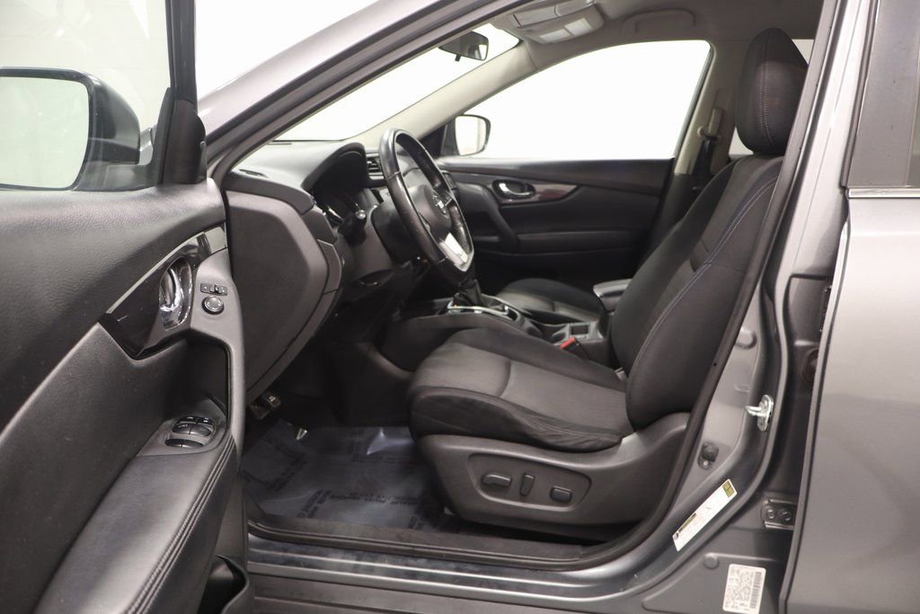 Used 2018 Nissan Rogue SV image 11