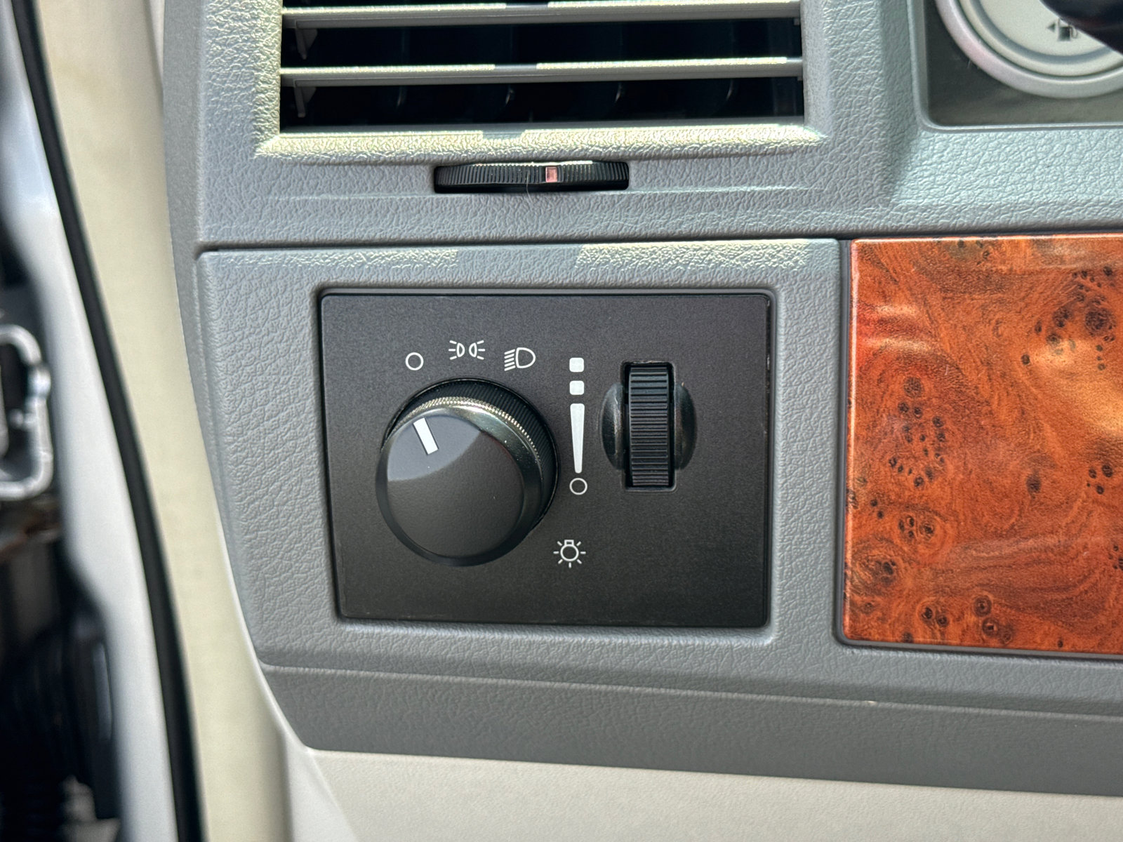 Used 2009 Chrysler Town & Country LX image 16