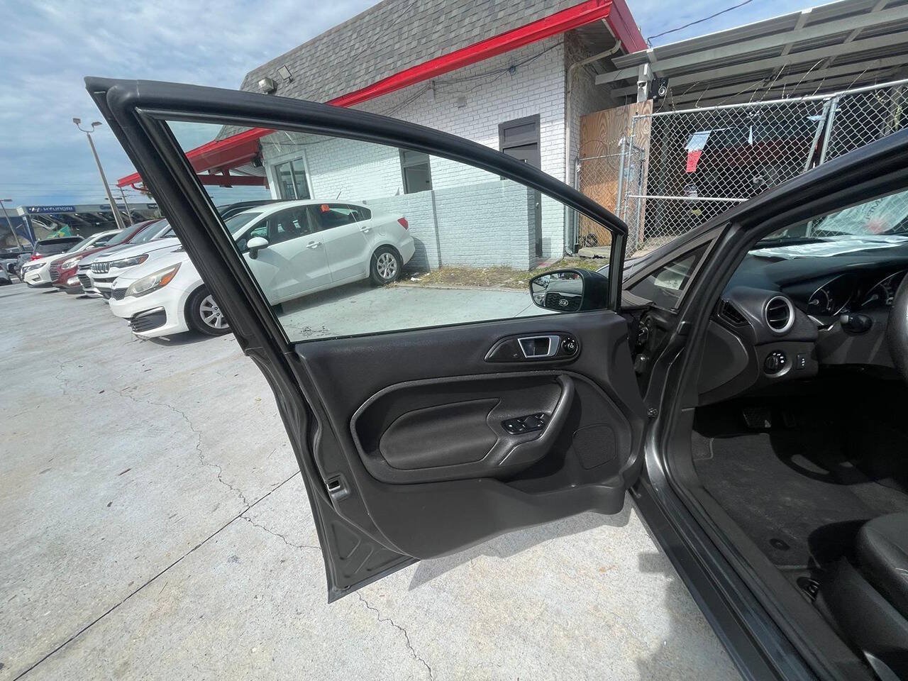 Used 2016 Ford Fiesta SE FWD image 9