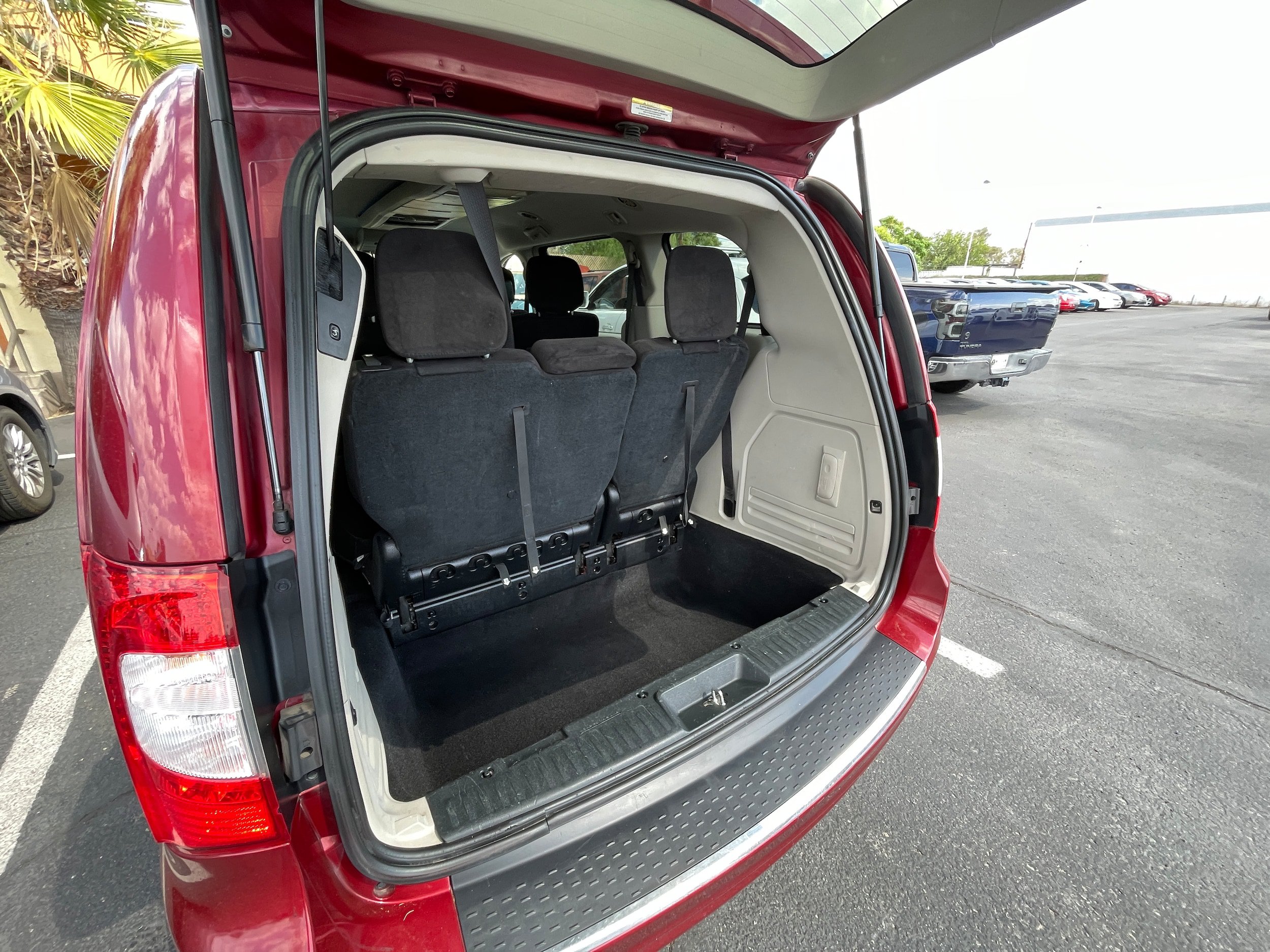 Used 2012 Chrysler Town & Country Touring w/ Entertainment Group #1 FWD image 20