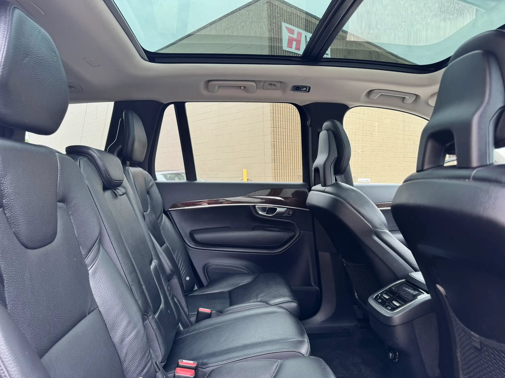 Used 2016 Volvo XC90 T6 Momentum w/ Momentum Plus Package AWD/4WD image 29