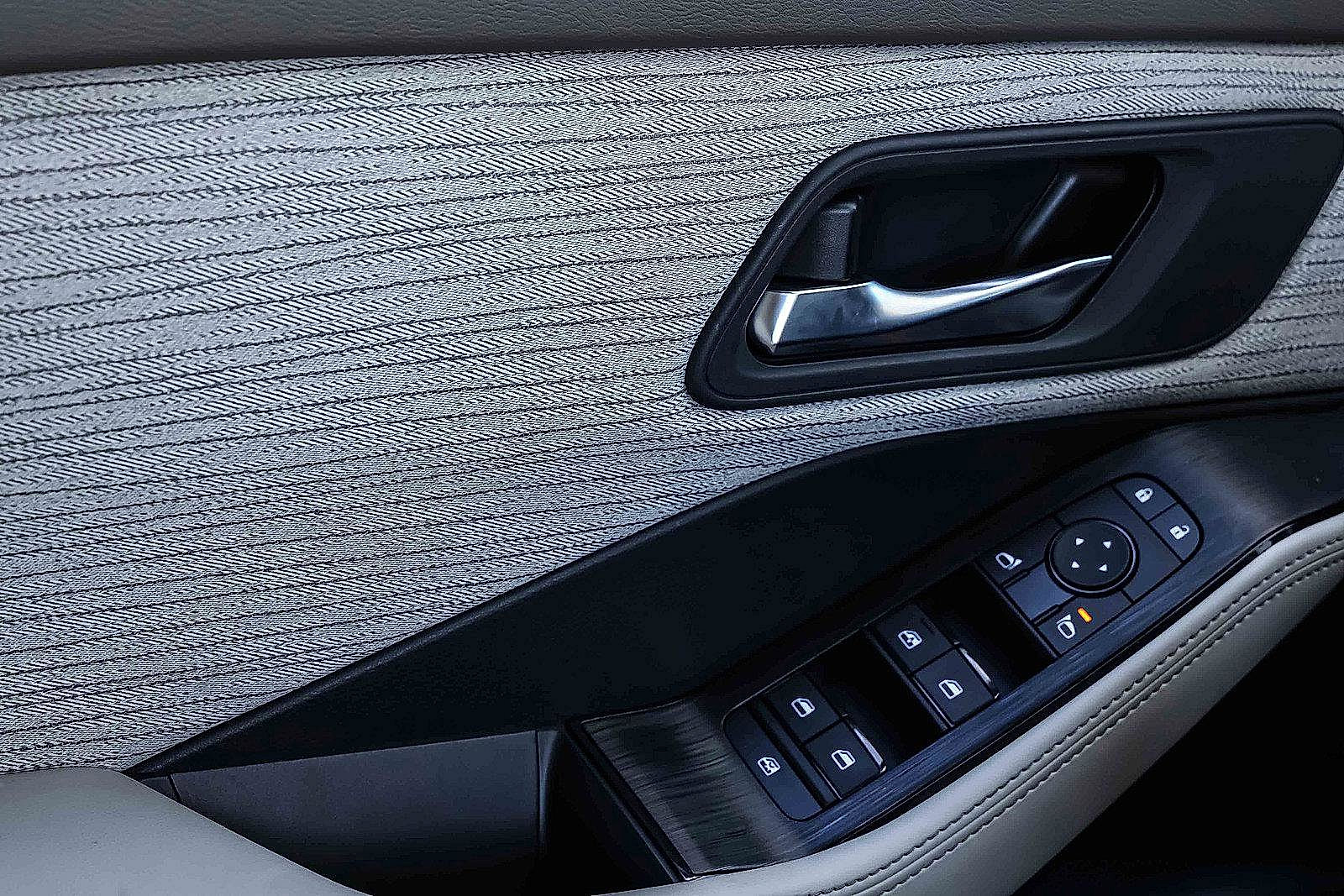 Used 2023 Nissan Rogue SV image 16