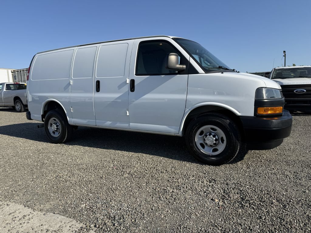 Used 2018 Chevrolet Express 2500 w/ Driver Convenience Package RWD image 4