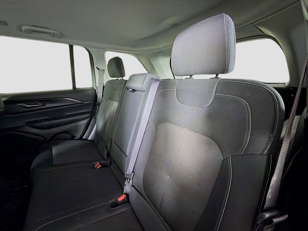 Used 2023 Jeep Grand Cherokee Laredo AWD/4WD image 21