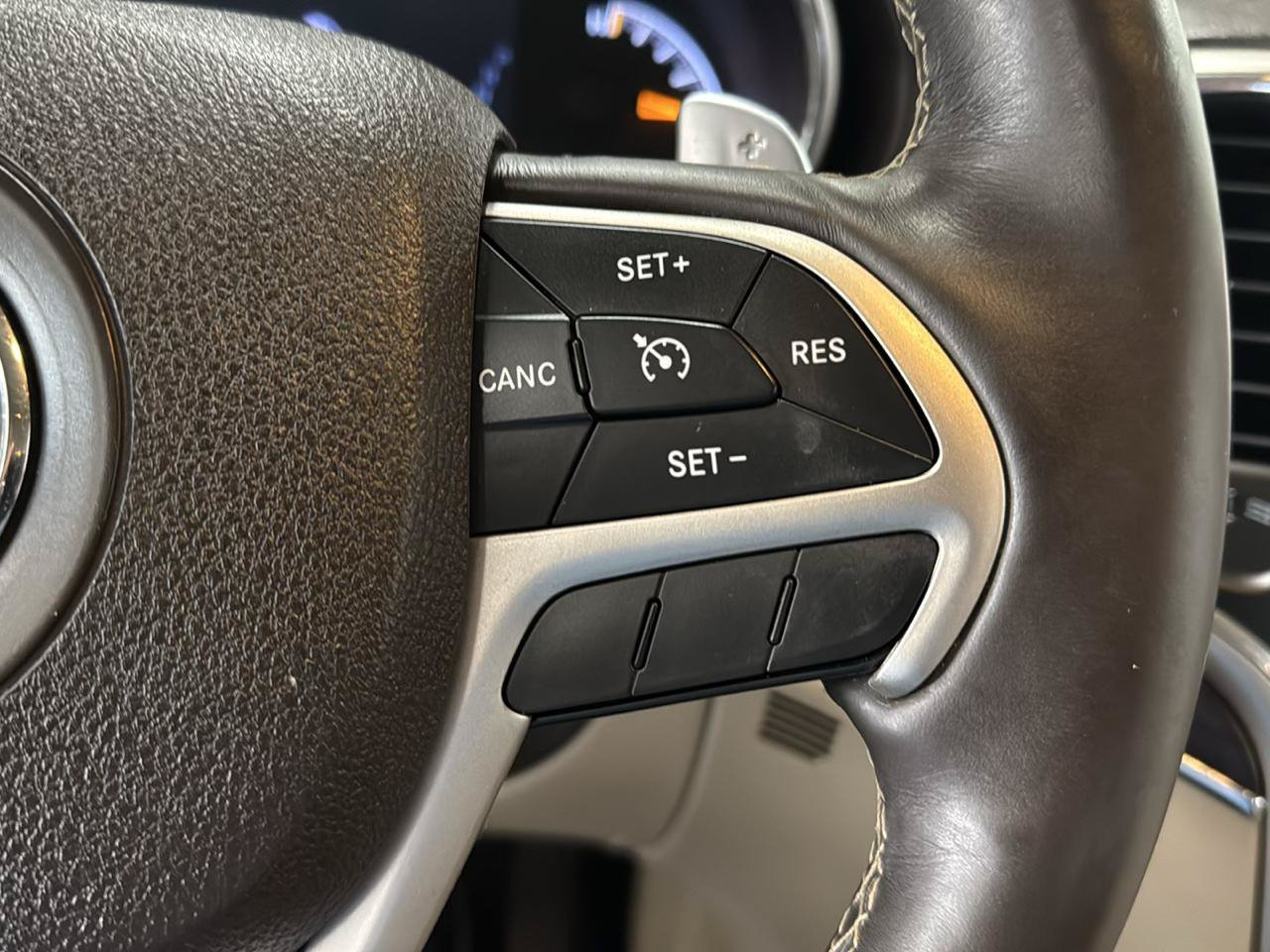 Used 2015 Jeep Grand Cherokee Overland AWD/4WD image 15