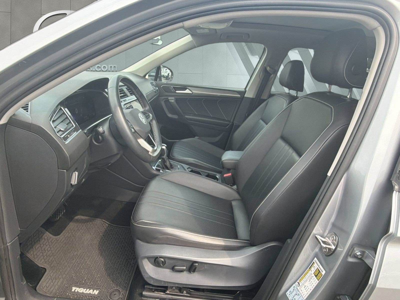 Used 2022 Volkswagen Tiguan SE w/ Panoramic Sunroof Package AWD/4WD image 4