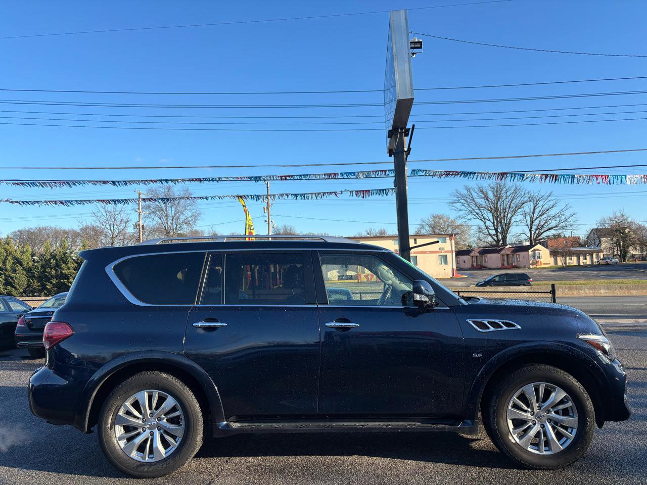 Used 2017 INFINITI QX80 4WD w/ Driver Assistance Package image 7