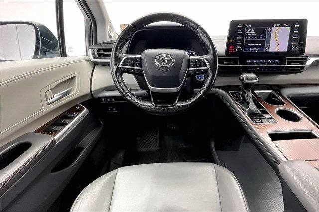 Used 2022 Toyota Sienna XLE w/ XLE Plus Package FWD image 4