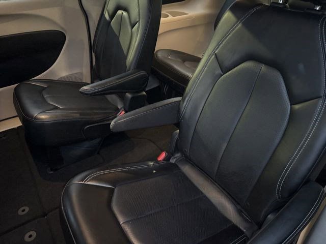 Used 2023 Chrysler Pacifica Touring-L image 29