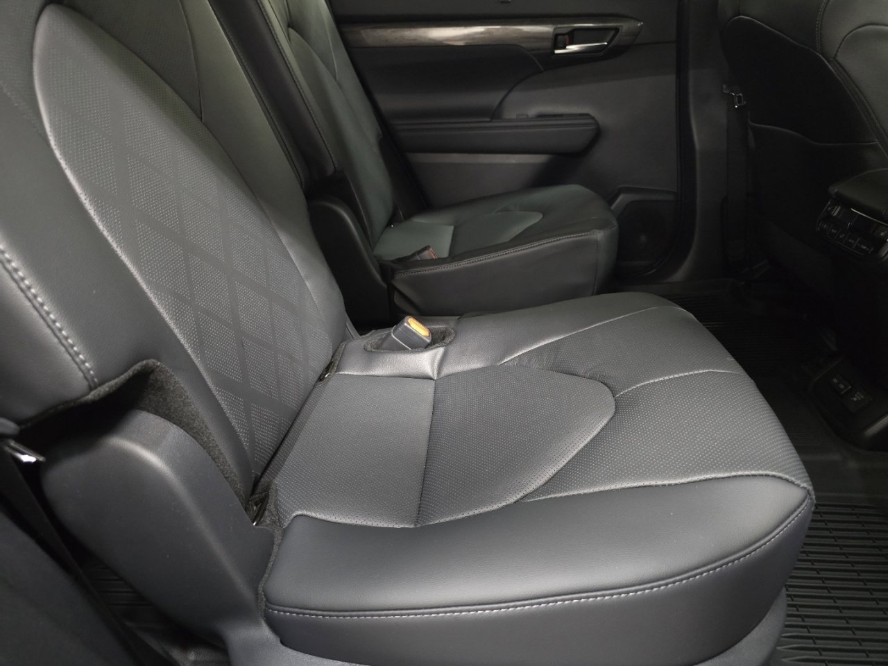 New 2026 Toyota Highlander Platinum image 22