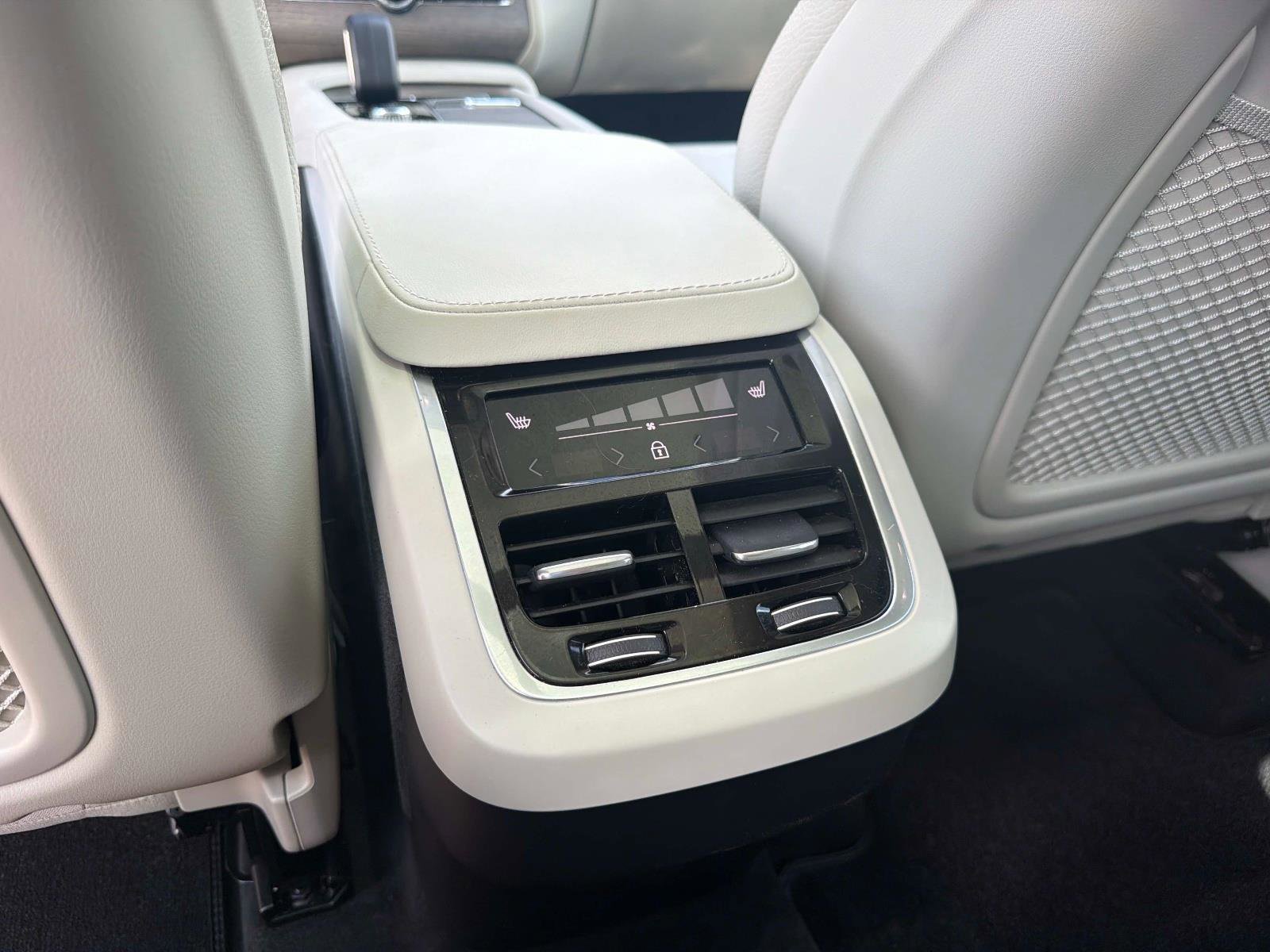 Certified 2023 Volvo XC90 B6 Plus AWD/4WD image 16
