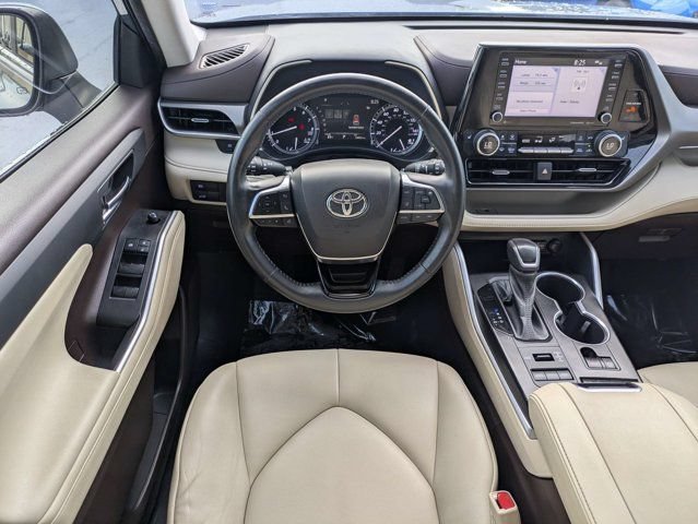 Used 2021 Toyota Highlander XLE AWD/4WD image 16