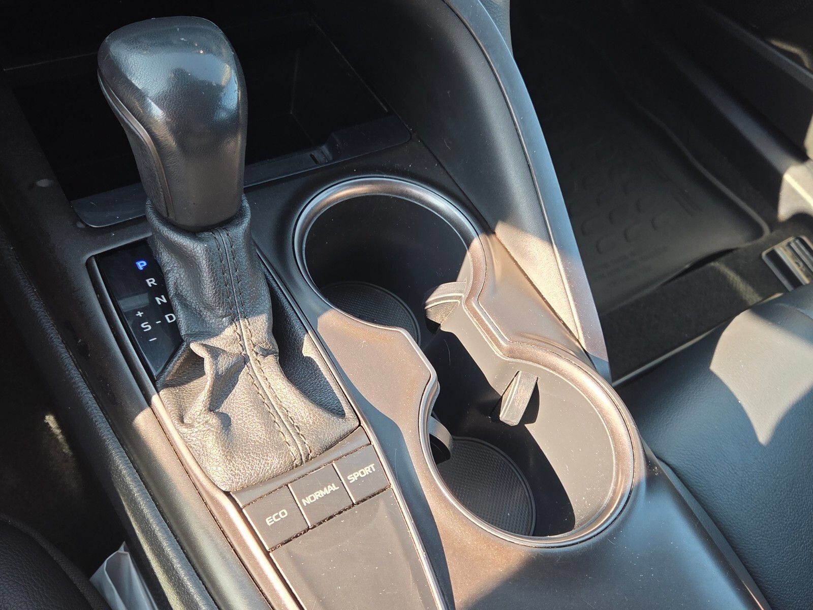 Used 2022 Toyota Camry SE w/ Convenience Package FWD image 22