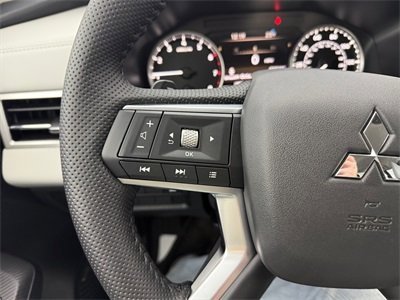 New 2025 Mitsubishi Outlander SE image 33