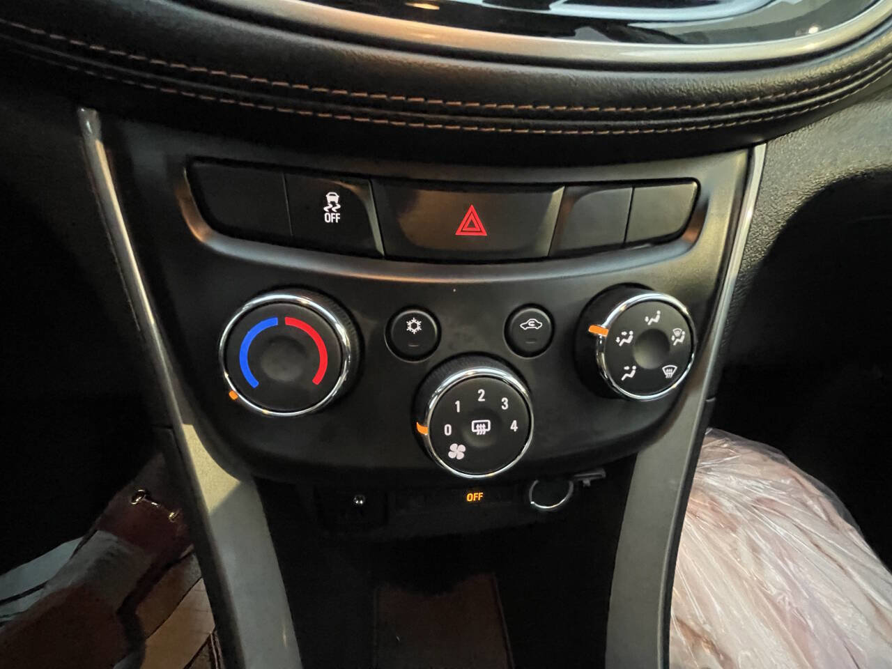 Used 2022 Chevrolet Trax LT w/ LT Convenience Package image 22