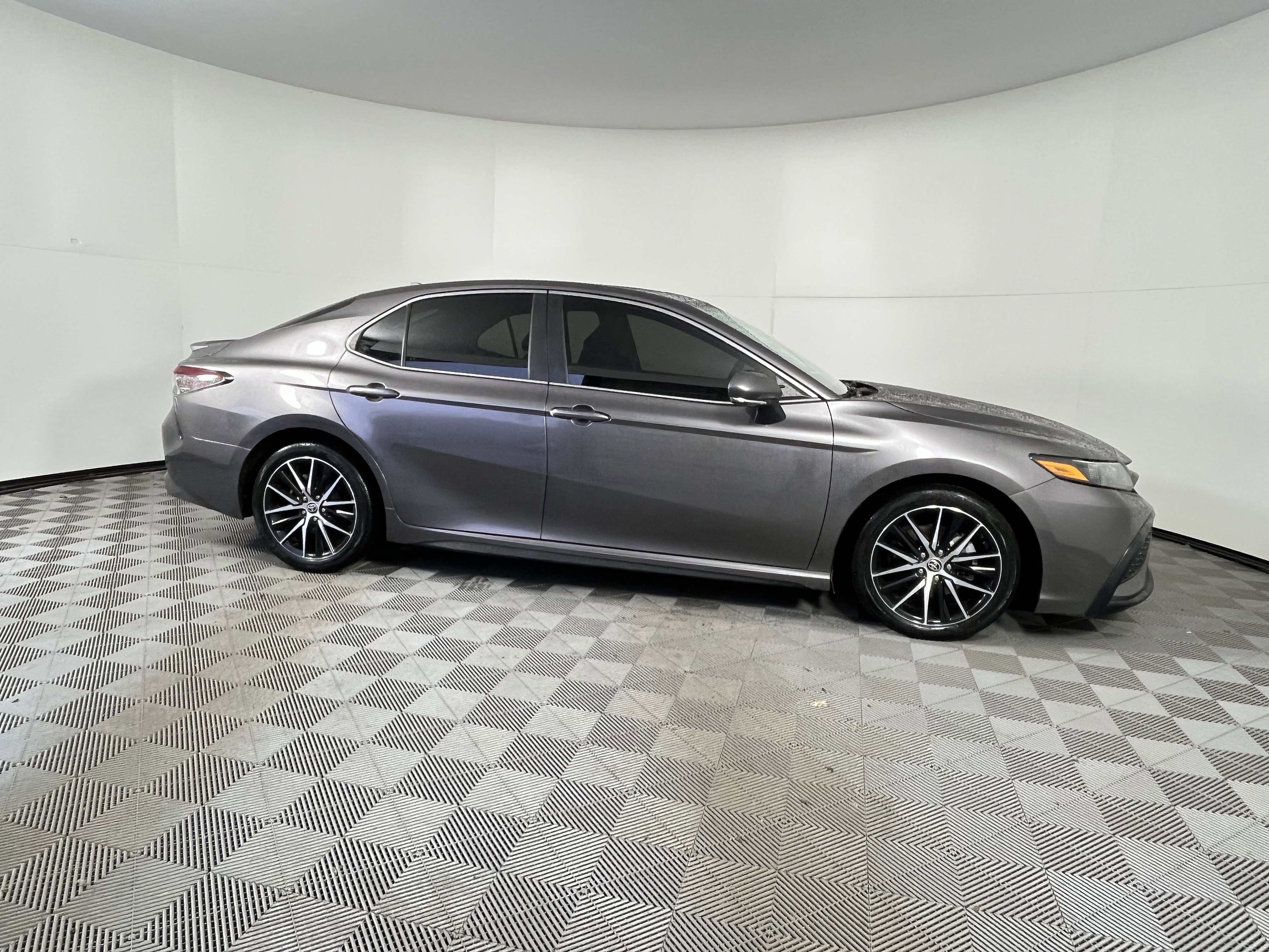 Used 2023 Toyota Camry SE image 6