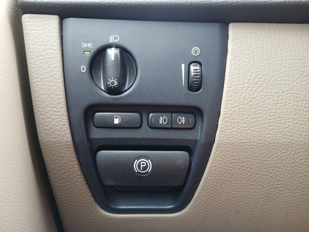 Used 2018 Volvo XC90 T5 Momentum w/ Convenience Package FWD image 18