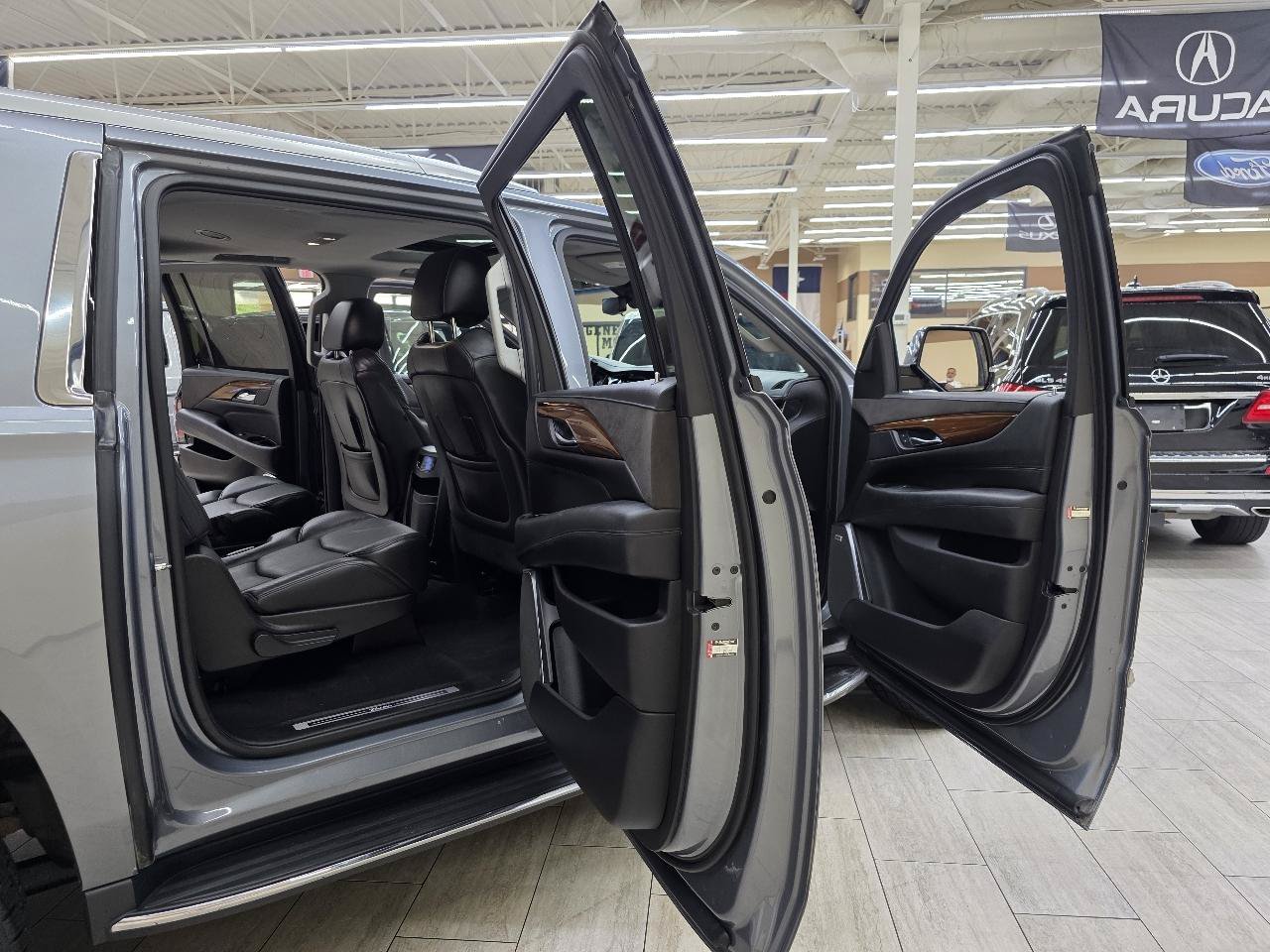 Used 2018 Cadillac Escalade ESV Luxury RWD image 16