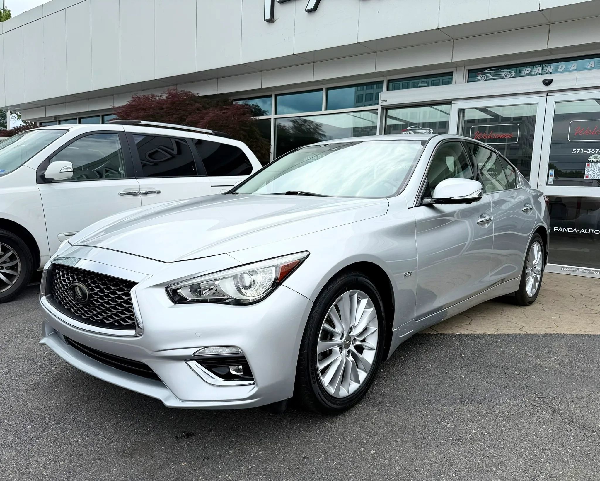 Used 2019 INFINITI Q50 Luxe w/ Essential Package (3.0T Luxe) AWD/4WD image 3