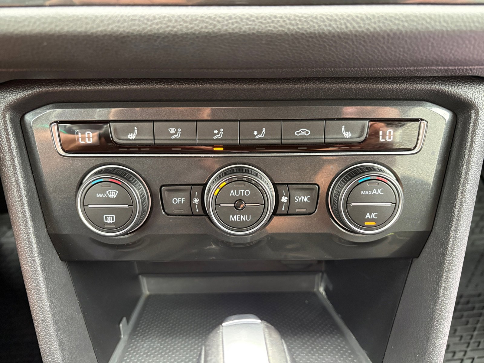 Used 2019 Volkswagen Tiguan SE w/ Panoramic Sunroof Package AWD/4WD image 16