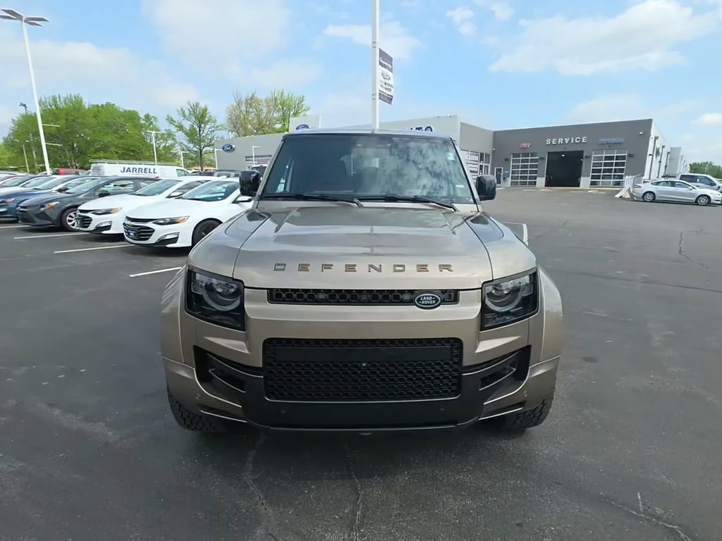 Used 2025 Land Rover Defender 110 image 10