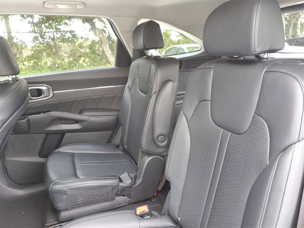Used 2022 Kia Sorento SX w/ Panoramic Sunroof Package image 12