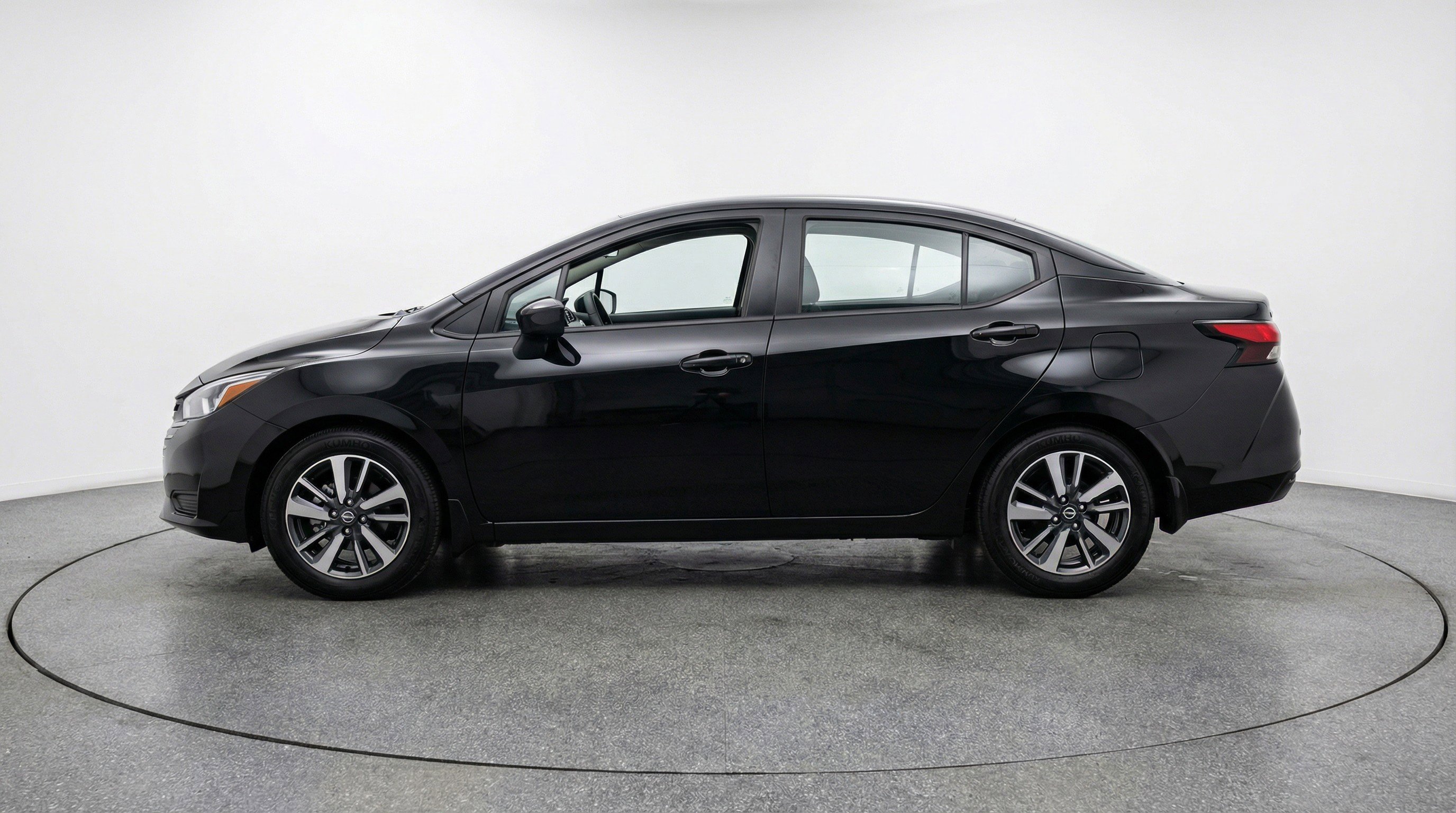 Used 2025 Nissan Versa SV image 5