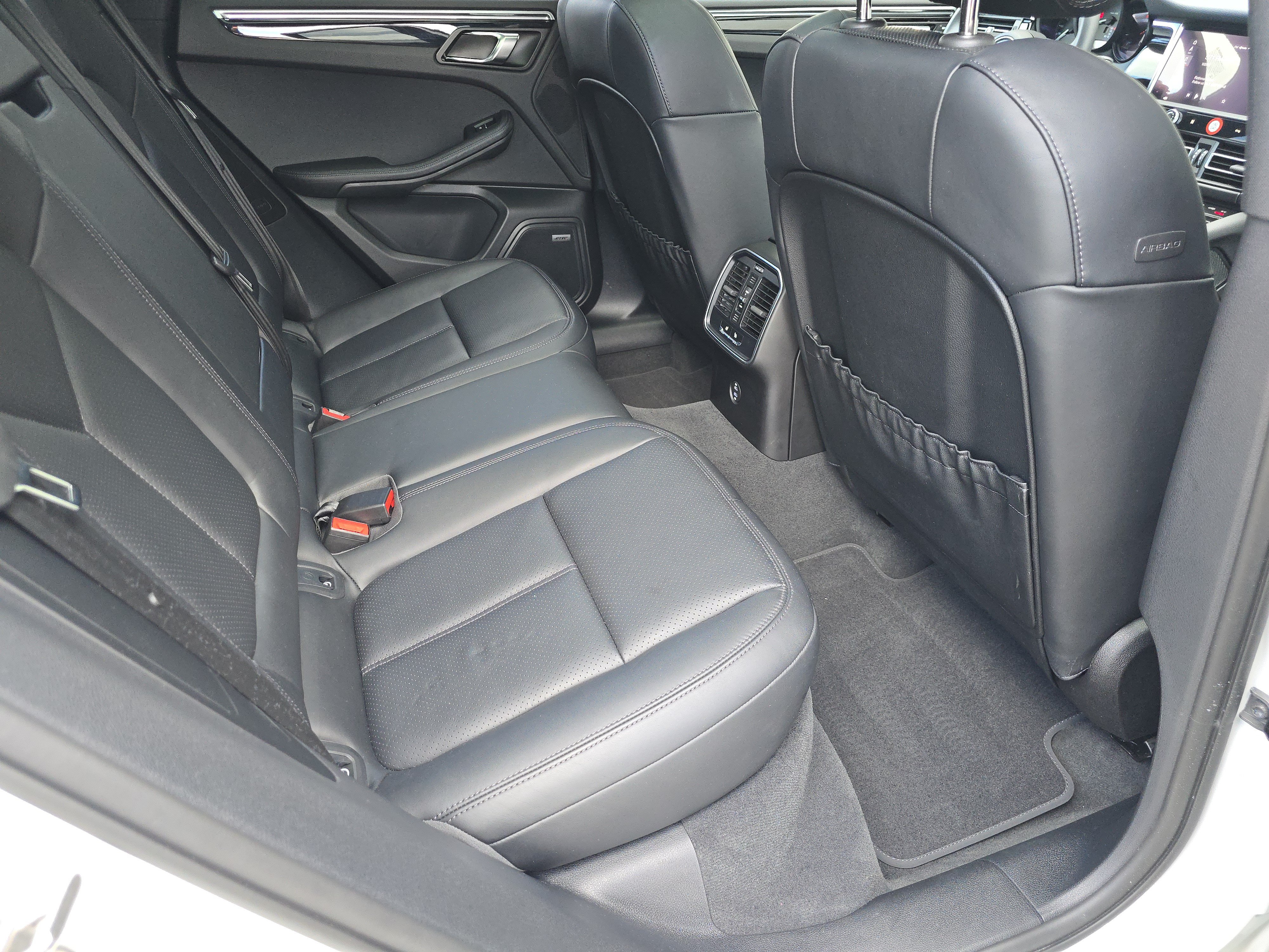 Certified 2025 Porsche Macan AWD/4WD image 14