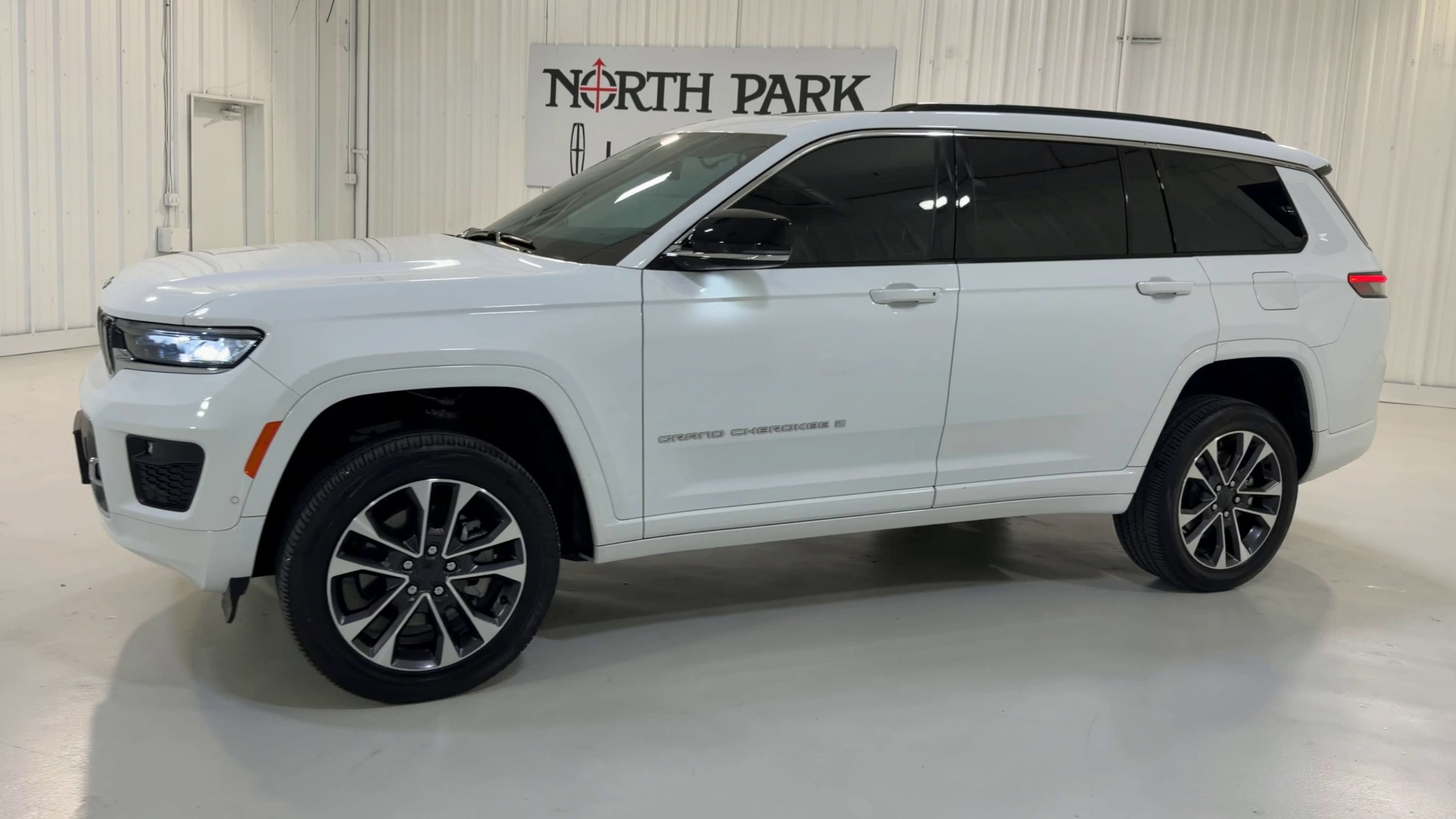 Used 2025 Jeep Grand Cherokee L Overland AWD/4WD image 6