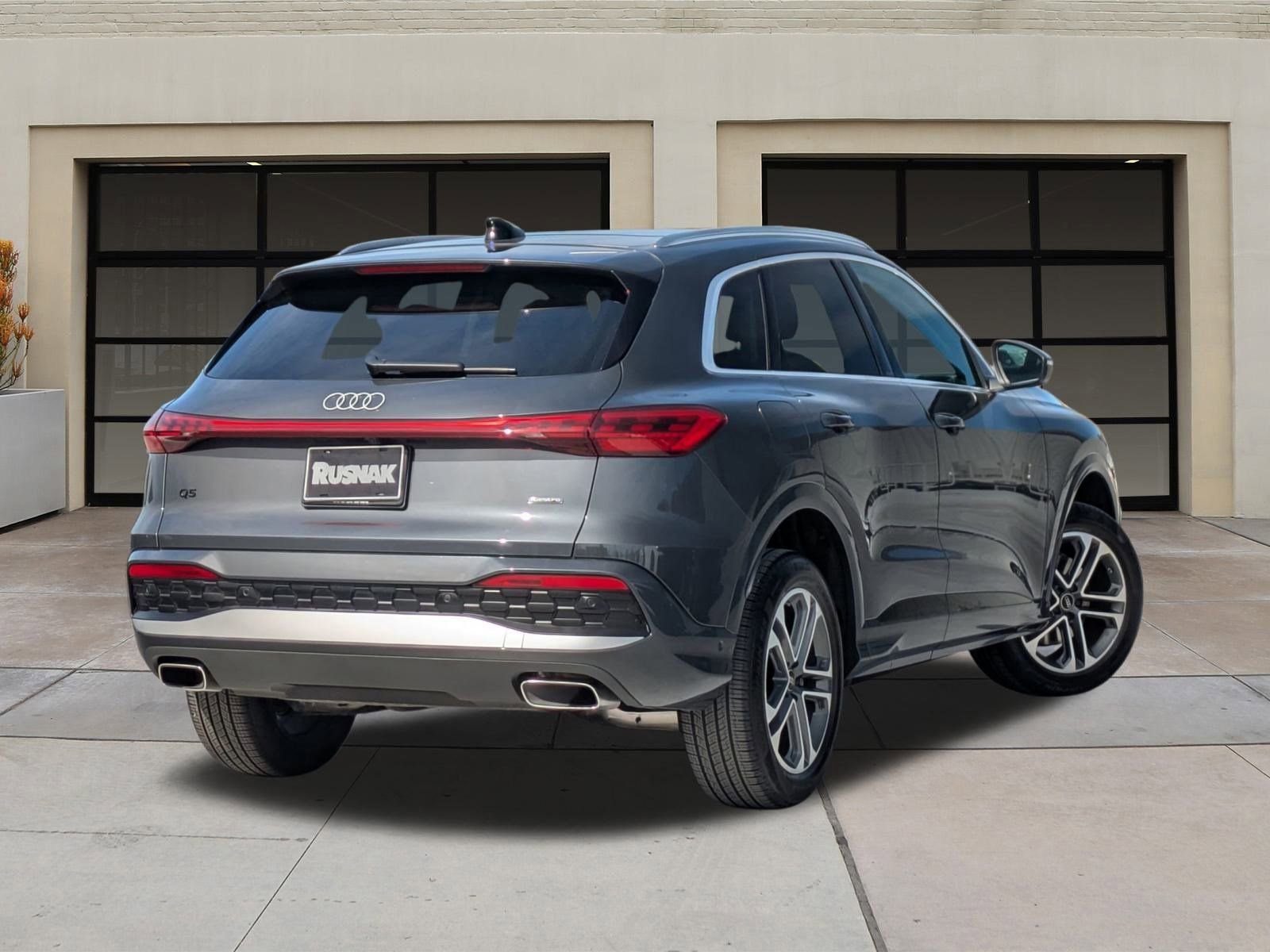 Used 2025 Audi Q5 Premium w/ Convenience Package image 4