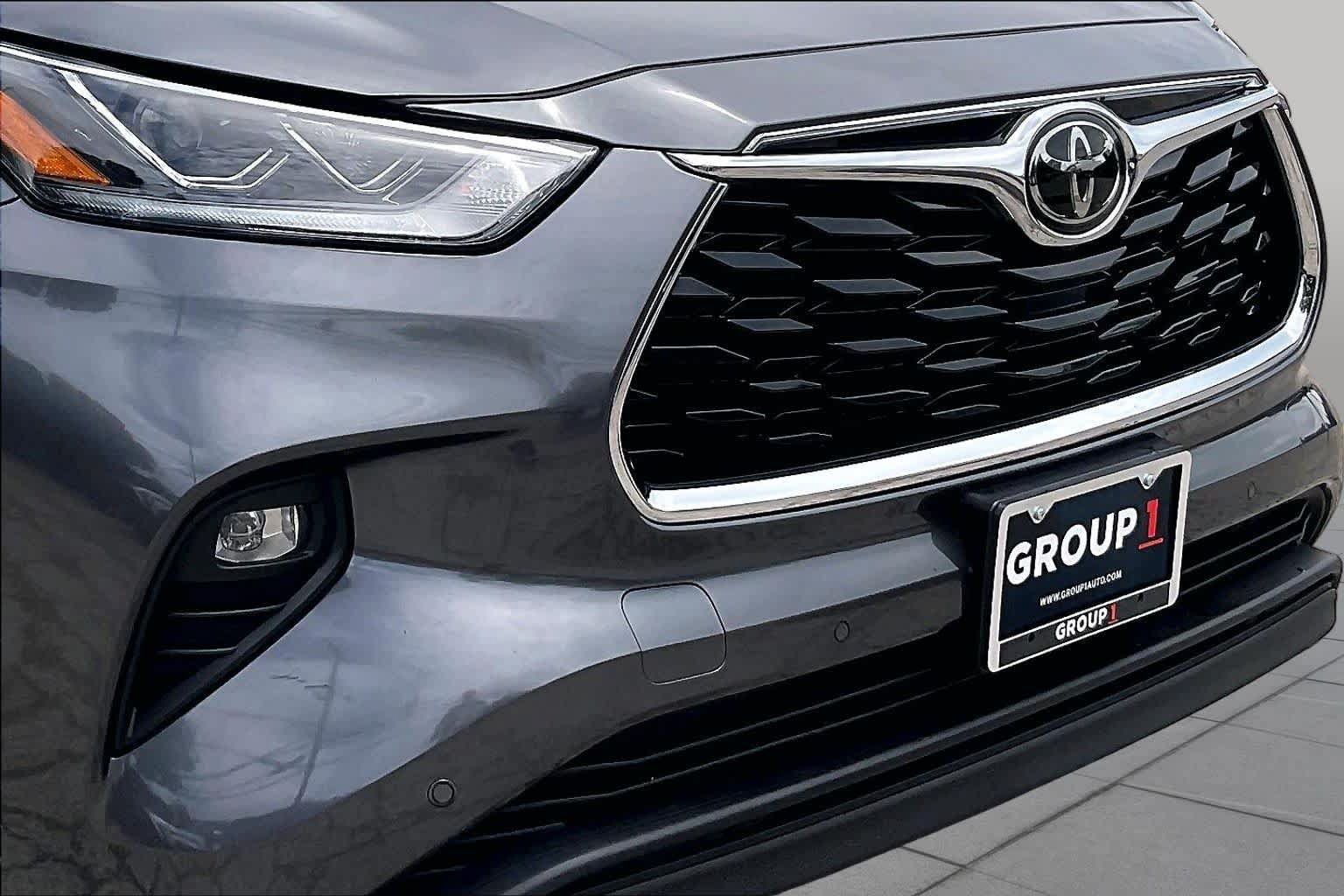 Used 2025 Toyota Highlander Limited FWD image 30