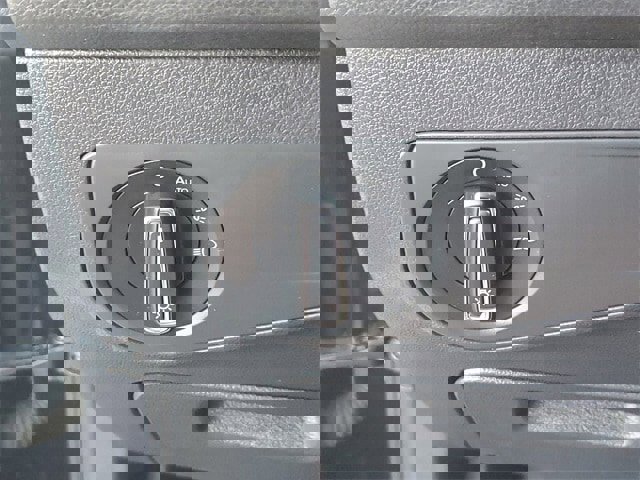 Used 2018 Volkswagen Tiguan SE image 28