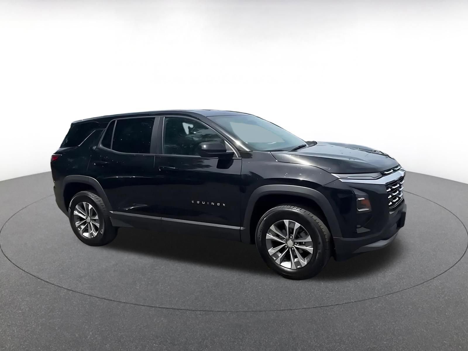 Used 2025 Chevrolet Equinox LT AWD/4WD image 2