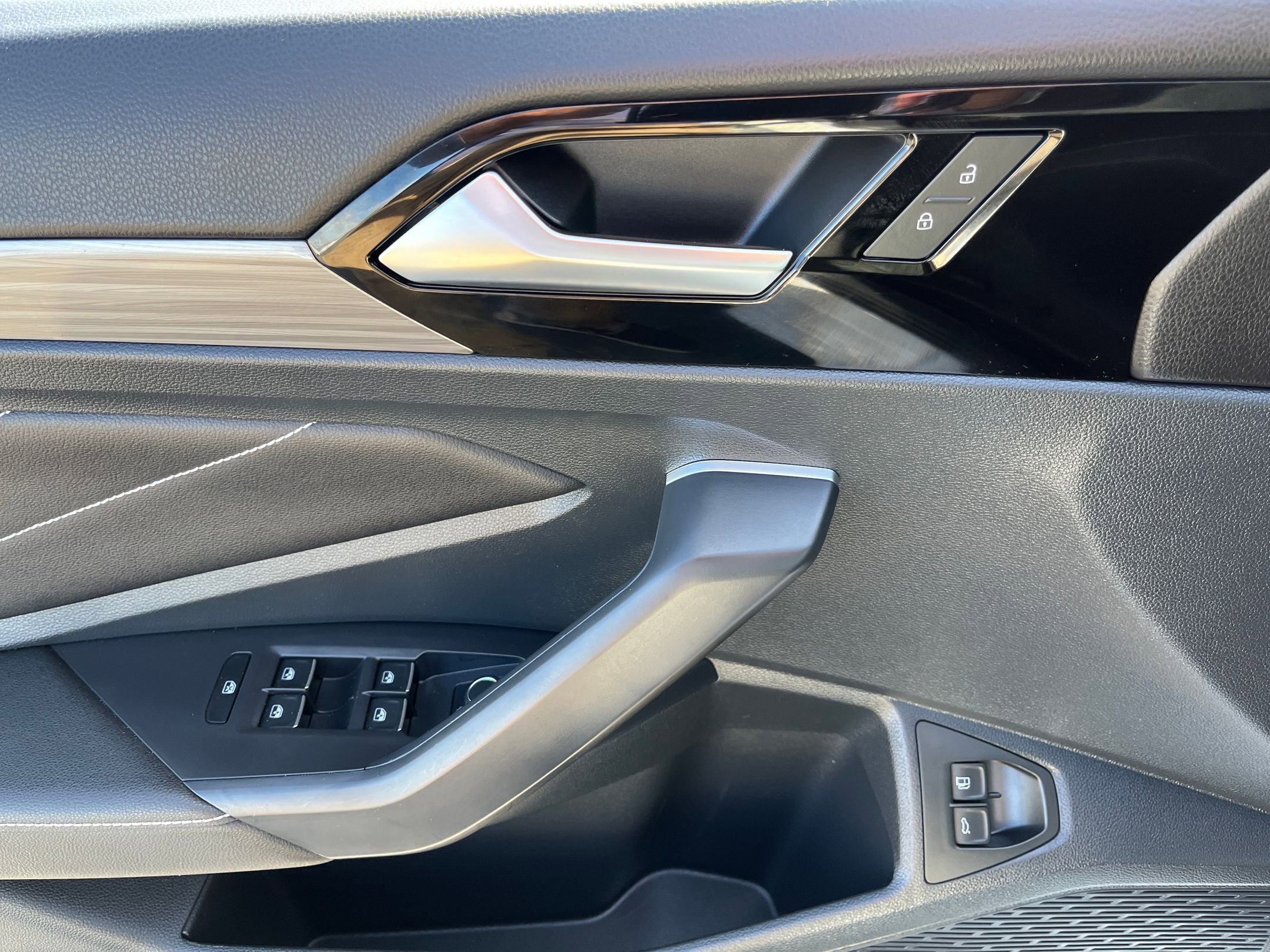 Used 2024 Volkswagen Jetta SEL image 25