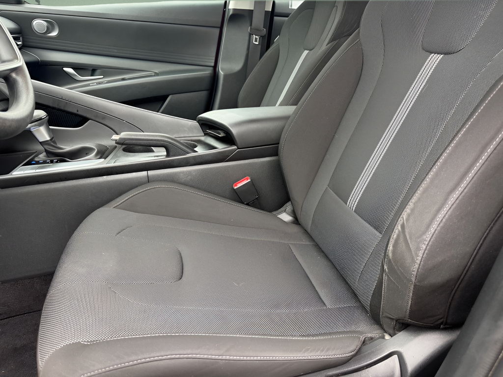 Used 2023 Hyundai Elantra SE FWD image 17