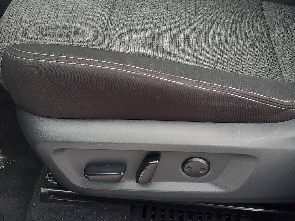 Used 2023 Nissan Rogue SV image 9