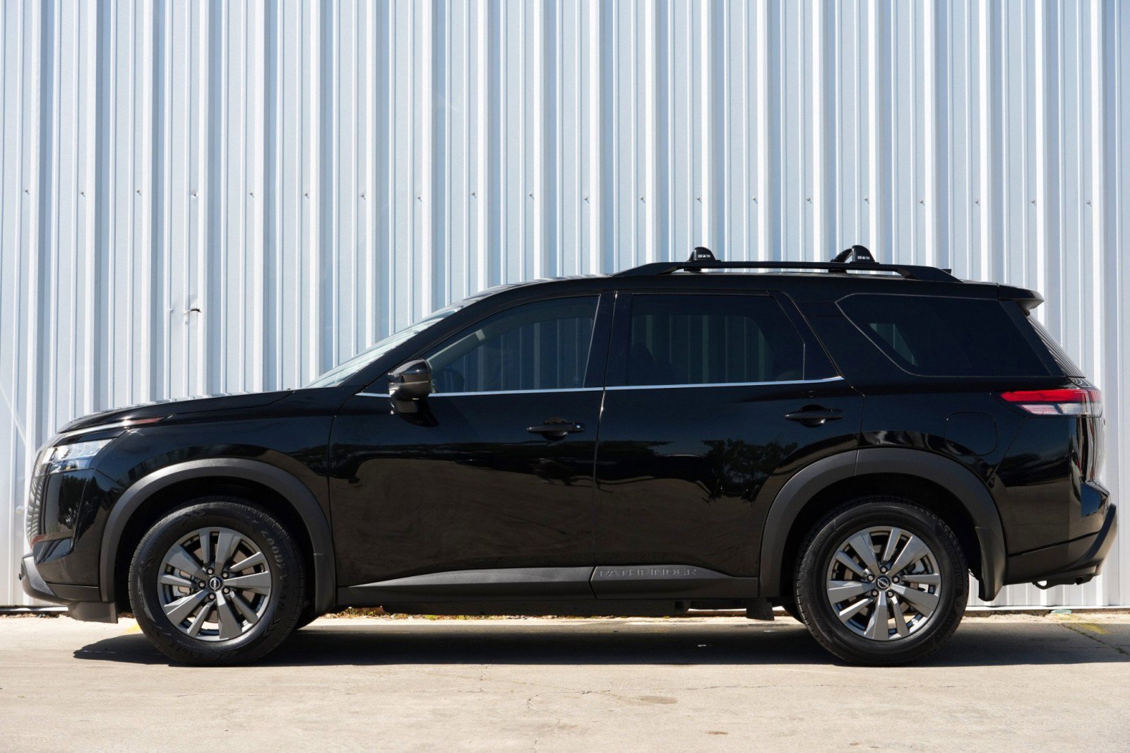 Used 2022 Nissan Pathfinder SV w/ SV Premium Package image 8